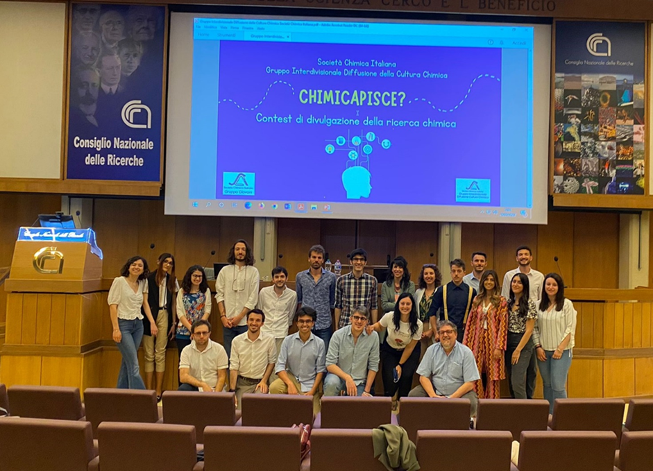 The twelve finalists of the “ChiMiCapisce?” Prize 2022, together with the boards of Interdivisional Group for the Diffusion of the Chemical Culture and of Young Chemists Group of the Italian Chemical Society.