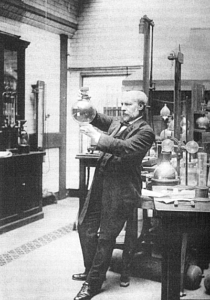 https://www.chemistryviews.org/wp-content/uploads/2023/02/Heike_Kamerlingh_Onnes_-_33_-_James_Dewar_in_the_Royal_Institution_in_London_around_1900-210x300.png