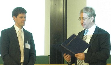 Professor Matthias Kling receives the Nernst-Haber-Bodenstein Prize from Professor Martin Quack