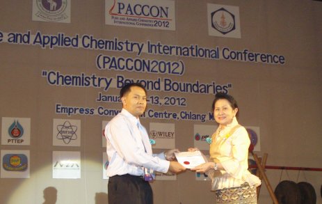 Professor Supawan Tantayanon, President of the Federation of Asian Chemical Societies, presents Vinish Promrak with his award