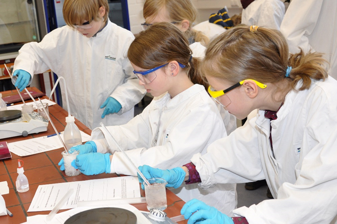 Students performing experiments in the Agnes-Pockels-Lab at TU Braunschweig